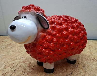 Bolschaap beeld Rood - Lengte 41cm - kleur Rood - Decoratie - polyresin bol schaap - polystone sheep tuinbeeld - hoogte 30cm