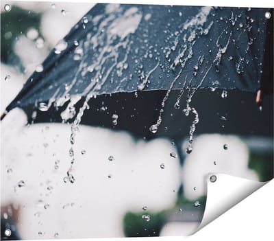Gards Tuinposter Zwarte Paraplu met Regen Druppels - 80x60 cm - Tuindoek - Tuindecoratie - Wanddecoratie buiten - Tuinschilderij