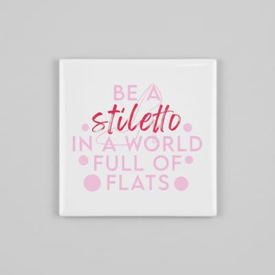 Be a Stiletto Tegel 15×15 cm – Inspirerende Vrouwelijke Quote Keramische Wandtegel – Stijlvol Roze Decor Cadeau