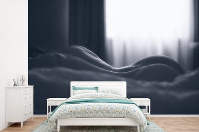 Behang - Fotobehang Portret - Vrouw - Bed - Zwart wit - Breedte 360 cm x hoogte 240 cm
