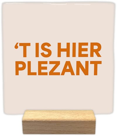 t is hier plezant - Keramische decoratie tegel - incl. houten presenteerblok