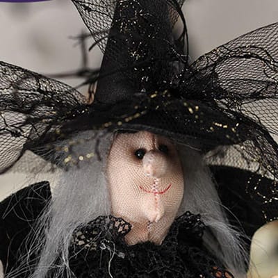 Décoration d'Halloween Poupée Sorcière Vêtue d'une Jupe en Gaze avec un Balai Décor de Bureau Ornements pour Accessoires de Fête Noir noir