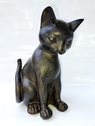 Katten beeld met zwarte kat CT181450 - Decoratie - polyresin -polystone - poes katten - A RESIN FIGURINE OF A CAT