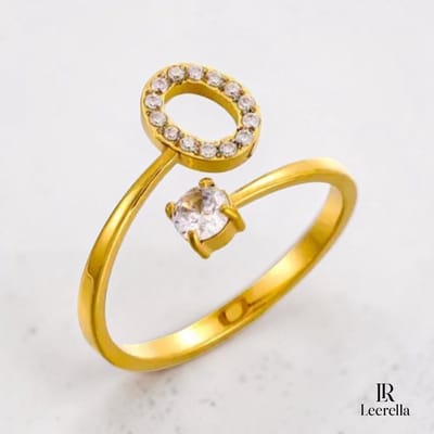Leerella | O | Verstelbare Goudkleurige Initialen Ring - RVS Letter Ring met Zirconia Steentjes - Persoonlijke Naamring Dames