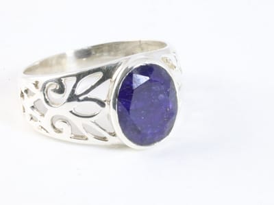 Opengewerkte zilveren ring met blauwe saffier - maat 16.5