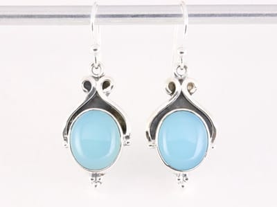 Bewerkte zilveren oorbellen met aqua chalcedoon