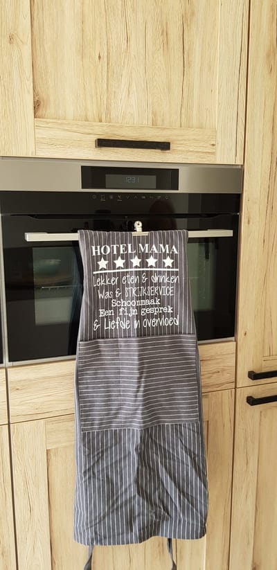 Keukenschort grijs vrouw met grappige tekst bedrukt cadeau| katoenen Keuken BBQ Schort Kookschort Kokschort hotel mama mama papa opa oma vrouwen dames mannen heren anders dan tekstbord je wordt liefste aanstaande zwangerschapsaankondiging