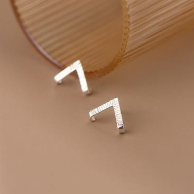 Boucles d'oreilles à tige simples en argent sterling 925 à rayures en forme de V pour femmes hommes unisexes brown
