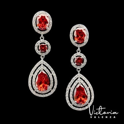 Victoria Valenza Monte Carlo Luxe Oorbellen Dames Messing Oorhangers Dames Oorringen - Rode Steen - Kleur Zilver - 1 Paar