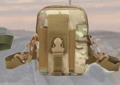 T24-D13 : Schouder & Heuptasje, aan riem of koppel, khaki camouflage, draagriem