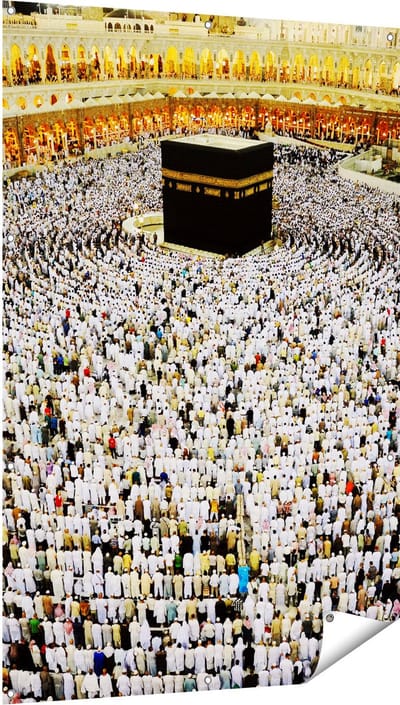 Gards Tuinposter Zwarte Steen in Mekka met Biddende Moslims - 100x150 cm - Tuindoek - Tuindecoratie - Wanddecoratie buiten - Tuinschilderij