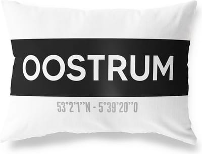 Tuinkussen OOSTRUM - FRIESLAND met coördinaten - Buitenkussen - Bootkussen - Weerbestendig - Jouw Plaats - Studio216 - Modern - Zwart-Wit - 50x30cm