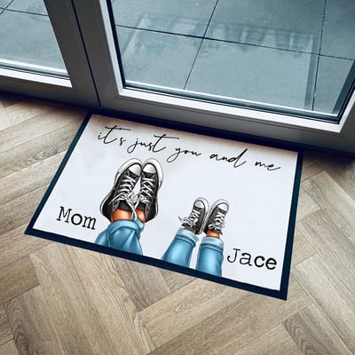 Deurmat met tekst | persoonlijk cadeau moederdag | Mama met naam kind | cadeau Kerst | verjaardags cadeau moeder | sneakers deurmat | 60x40cm