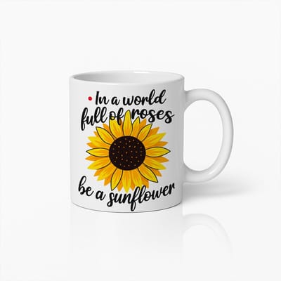 “In Een Wereld Vol Rozen, Wees Een Zonnebloem” Witte Mok 330ml – Inspirerende Zonnebloem Koffiebeker
