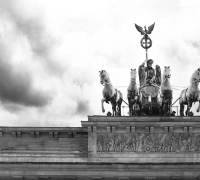 Beelden op de top van de Brandenburg Tor in Berlijn - Fotobehang (in banen) - 250 x 260 cm