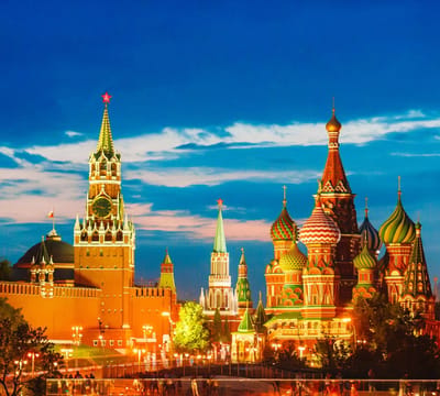 Basiliuskathedraal in Moskou bij een donkerblauwe lucht - Fotobehang (in banen) - 250 x 260 cm