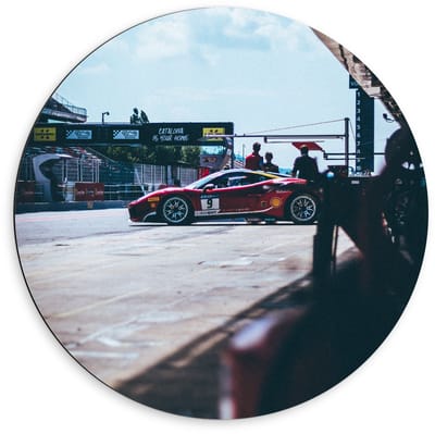 Dibond Wandcirkel - Rode Auto op Racebaan - 60x60cm Foto op Aluminium Wandcirkel (met ophangsysteem)