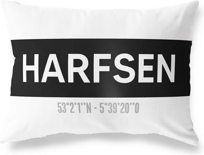 Tuinkussen HARFSEN - GELDERLAND met coördinaten - Buitenkussen - Bootkussen - Weerbestendig - Jouw Plaats - Studio216 - Modern - Zwart-Wit - 50x30cm