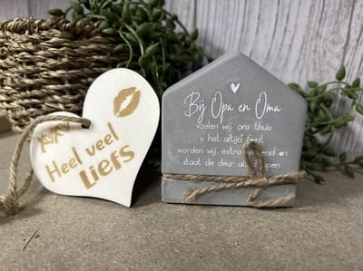 Creaties van Hier – Cement house Opa en Oma met houten hartje - 8 cm – Cement