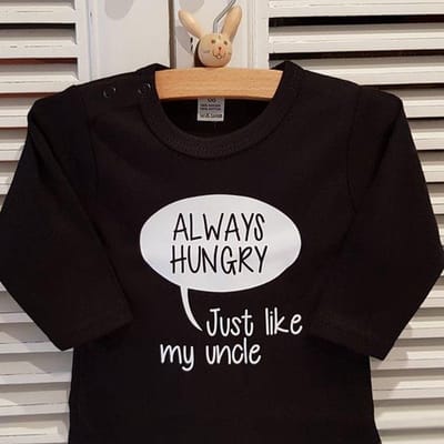 Rompertje lange mouw met tekst: Always Hungry Just like my uncle oom zwart wit -Maat 50-56