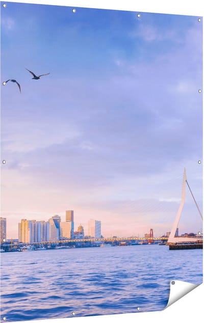 Gards Tuinposter Rotterdamse Skyline aan het Water - 120x160 cm - Tuindoek - Tuindecoratie - Wanddecoratie buiten - Tuinschilderij