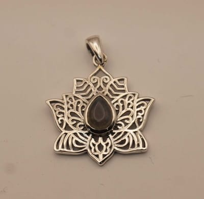 Sterling zilveren hanger sierlijke lotusbloem met zwarte steen - lotusbloem met sierlijke tekens zilveren bedel voor aan ketting - waterbloem hanger gemaakte van 925 zilver - sierlijkewater bloemen hanger - vrouwelijke hangertje - lotus hanger