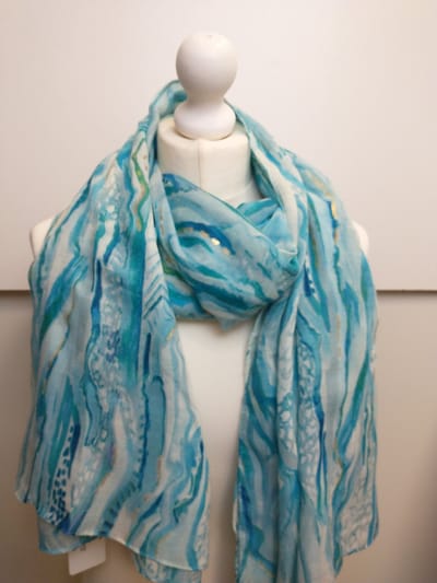 Lange dames sjaal Tineke fantasiemotief blauw wit groen goud lichtblauw turquoise donkerblauw