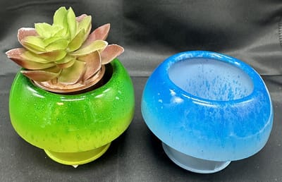 Metalen planten / kaarsen houder "champignon model" - Set van 2 stuks - groen + blauw - hoogte 8 x 7 x 6 cm - Woonaccessoires - Tuinaccessoires - Tuindecoraties