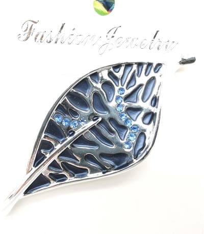 Magneet - broche - Design blad - Donkerblauw met zilver en blauw strass - L 66 mm - voor - omslagdoek - sjaal - vest te sluiten.