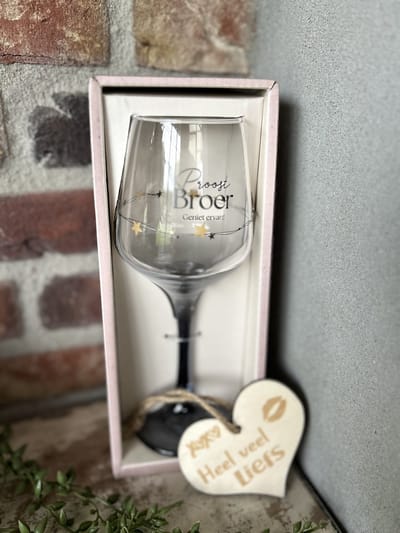 Creaties van Hier - Cadeau pakket Wijnglas met de tekst Broer met houten hartje - 21 x 8,2 cm - Glas