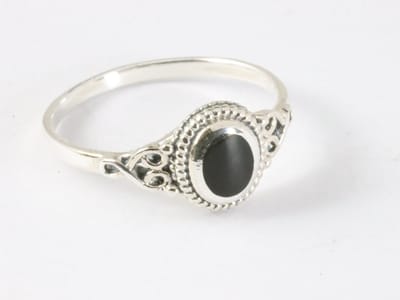 Fijne bewerkte zilveren ring met onyx - maat 15.5