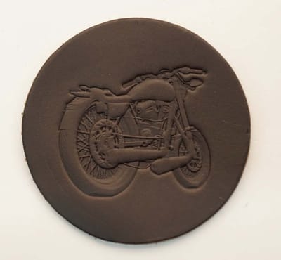6 Leren onderzetters bruin motor - leren onderzetters - lederen onderzetters - biker onderzetters - ronde leren onderzetters - bruin onderzetters - luxe onderzetters - stoere bikers onderzetters - onderzetters voor glazen - 6 design onderzetters