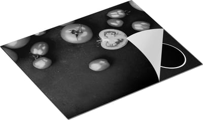 Chefcare Inductie Beschermer Tomaten op Zwarte Marmer - Zwart Wit - 65x50 cm - Afdekplaat Inductie - Kookplaat Beschermer - Inductie Mat