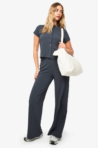 boohoo Dames Top met capmouwen in gerimpelde rib met doorgestikte knoop en broekset | Houtskool | Maat: 34