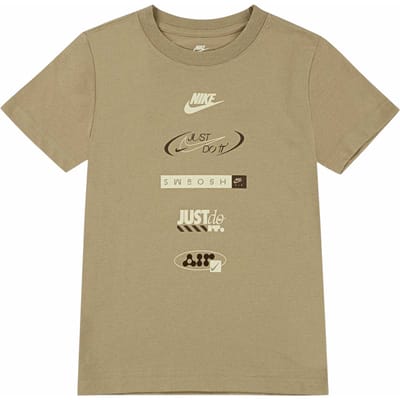 Nike T-shirt met gestapelde merklogo’s voor kinderen (Parachute Beige)