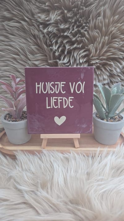 Robuust Wenstegeltje – Huisje vol Liefde – Hip trendy tegeltje – 13x13 cm – Cadeau voor Nieuwe Woning, Housewarming of Gezinscadeau – Sfeervol en Persoonlijk - Vriend(in) - Zomaar – Trendy nu – Decoratief Tegeltje met Standaard – Cadeau Idee
