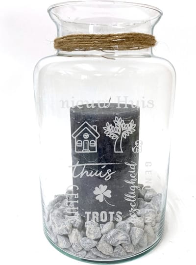 Windlicht/Vaas met tekst gravure: NIEUW HUIS. Zonder kaars en stenen. Cadeau-nieuw huis-samenwonen. Het formaat is 30cm, 16cm doorsnede.