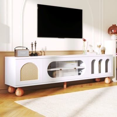Stijlvol tv-meubel met rotanlook en glazen schuifdeur – Modern lowboard met 3 open vakken, gouden handgrepen en massieve houten poten, 170×47×37 cm