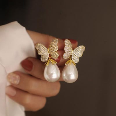 Huitan Esthetische Vlinder Oorbellen met Imitatie Parel Peer Exquise Oorbellen voor Vrouwen Bruiloft Feest Luxe Trendy Sieraden brown
