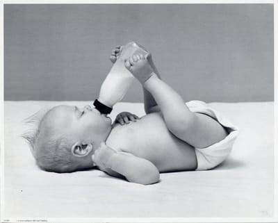 Mini zwart-wit poster - Baby Drinking Milk - H. Armstrong Roberts - 24x30 cm