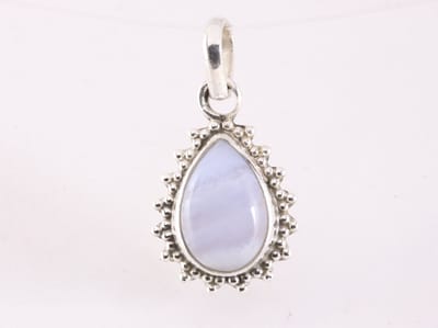 Fijne bewerkte druppelvormige zilveren hanger met blauwe lace agaat