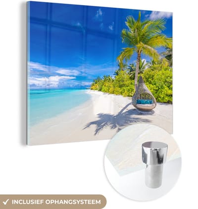 MuchoWow® Glasschilderij 160x120 cm - Schilderij acrylglas - Strand - Palm - Hangstoel - Foto op glas - Muurdecoratie woonkamer - Wanddecoratie slaapkamer - Schilderijen