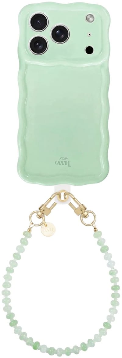 xoxo Wildhearts Glossy Wavy Case Sage Sorbet - Dusty Green (kort koord) - geschikt voor iPhone 17 Pro Max - hoesje met telefoonkoord - afneembaar koord - Kralenketting - kort telefoonkoord - hoesje met golven - Groen