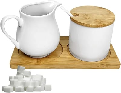 Witte keramische melkkan van 260ml met suikerpot en houten dienblad voor een stijlvolle presentatie