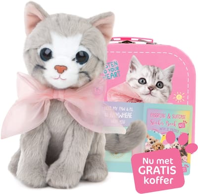 Studio Pets® Studio Pets Bella kat knuffel 16 cm set met GRATIS koffertje – kat knuffel met roze strik, paspoort, stickerboek en roze kartonnen koffertje