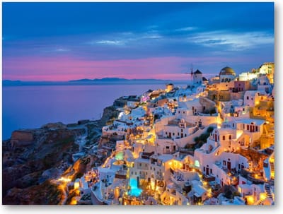 Oia met traditionele witte huizen en windmolens op het eiland Santorini, Griekenland in het blauwe avonduur - 40x30 Canvas Liggend - Landschap