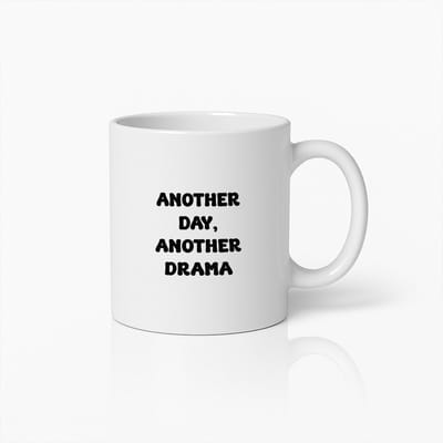 Grappige Quote Koffiemok – Weer Een Dag Weer Een Drama Sarcastische Beker
