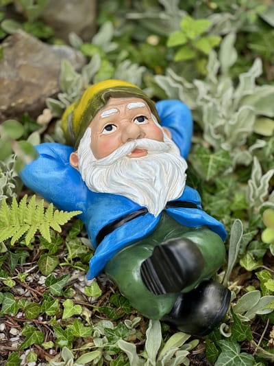 Kabouter lig 15 cm hoog - polyester - polyresin - polystone - tuinkabouter - hoogkwalitatieve kunststof - decoratiefiguur - interieur - accessoire - voor binnen - cadeau - geschenk - tuinfiguur - tuinbeeldje - tuindecoratie-