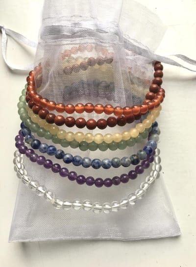 Chakra armbanden set ; jaspis, carneool, gele calciet, aventurijn, sodaliet, amethist, bergkristal