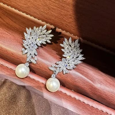 Huitan Moderne Bedels Hangende Oorbellen met Imitatieparel Luxe Sprankelende Bruiloftsband Sieraden Dames Mode Prachtige Accessoires brown